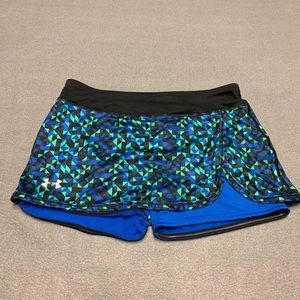 Under armour women’s medium colorful semi fitted heat gear